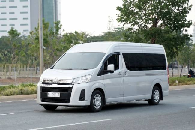 Liburan Keluarga ke Dusun Bambu: Sewa Hiace Solusinya