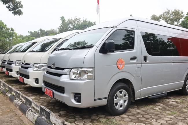 Hiace Cocok untuk Transportasi Acara Wisuda di Bandung