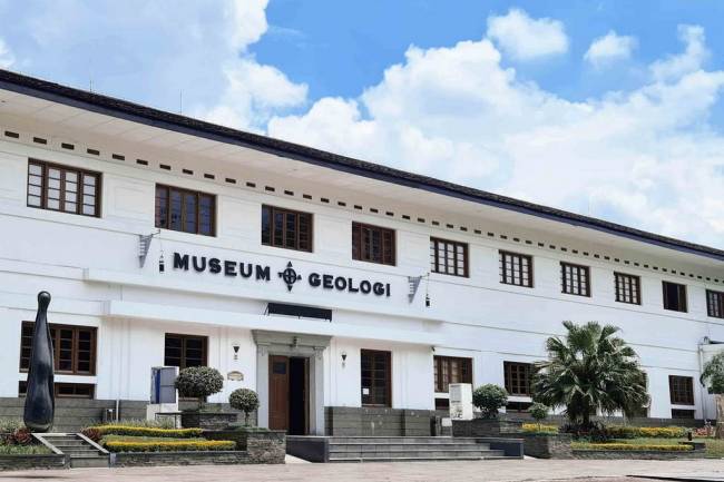 Museum Geologi Bandung: Trip Edukasi Seru dengan Hiace