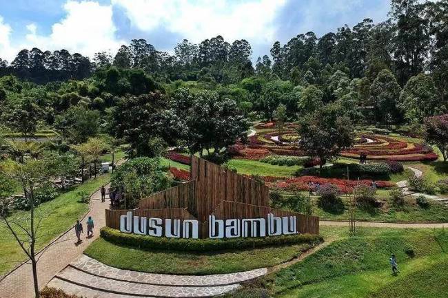 Berpetualang ke Dusun Bambu: Nyaman & Praktis Pakai Hiace