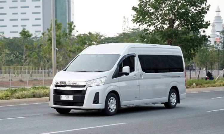 Liburan Keluarga ke Dusun Bambu: Sewa Hiace Solusinya