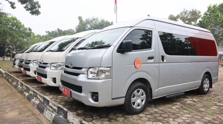 Hiace Cocok untuk Transportasi Acara Wisuda di Bandung