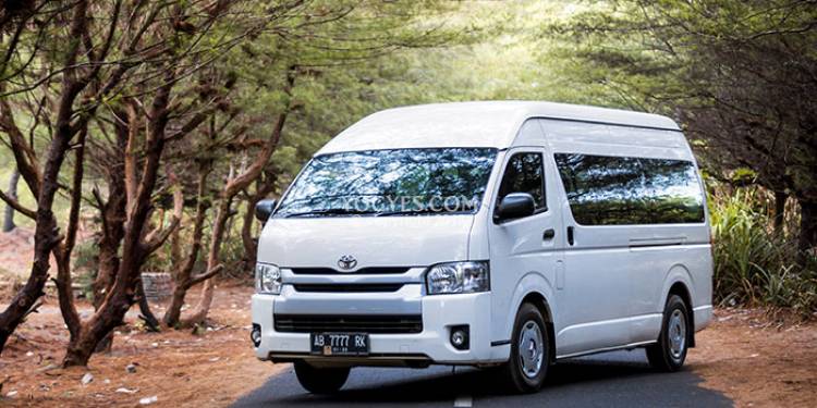 Perbandingan Sewa Hiace vs Mobil Kecil untuk Wisata Bandung