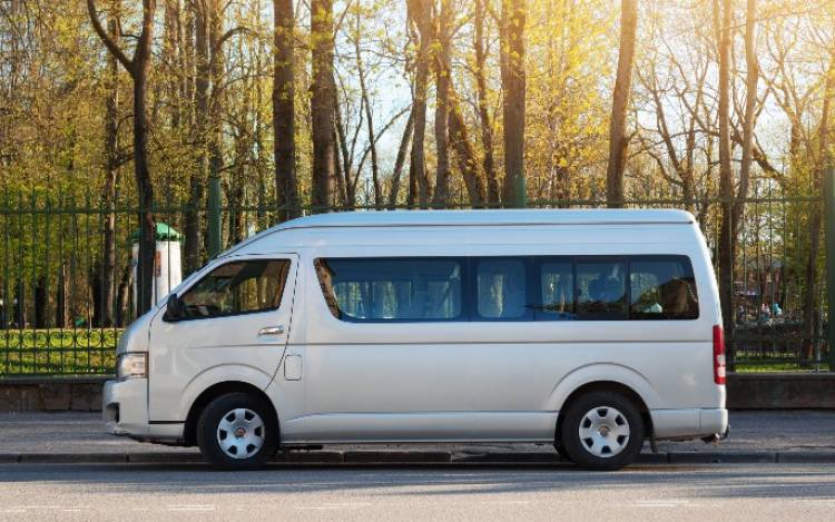 Tips Wisata Bandung Anti Ribet: Sewa Hiace untuk Rombongan