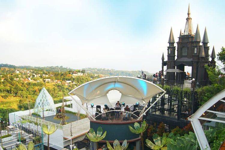 Bandung Punya Banyak Spot Foto Keren, Jalan-Jalan Pakai Hiace Yuk!